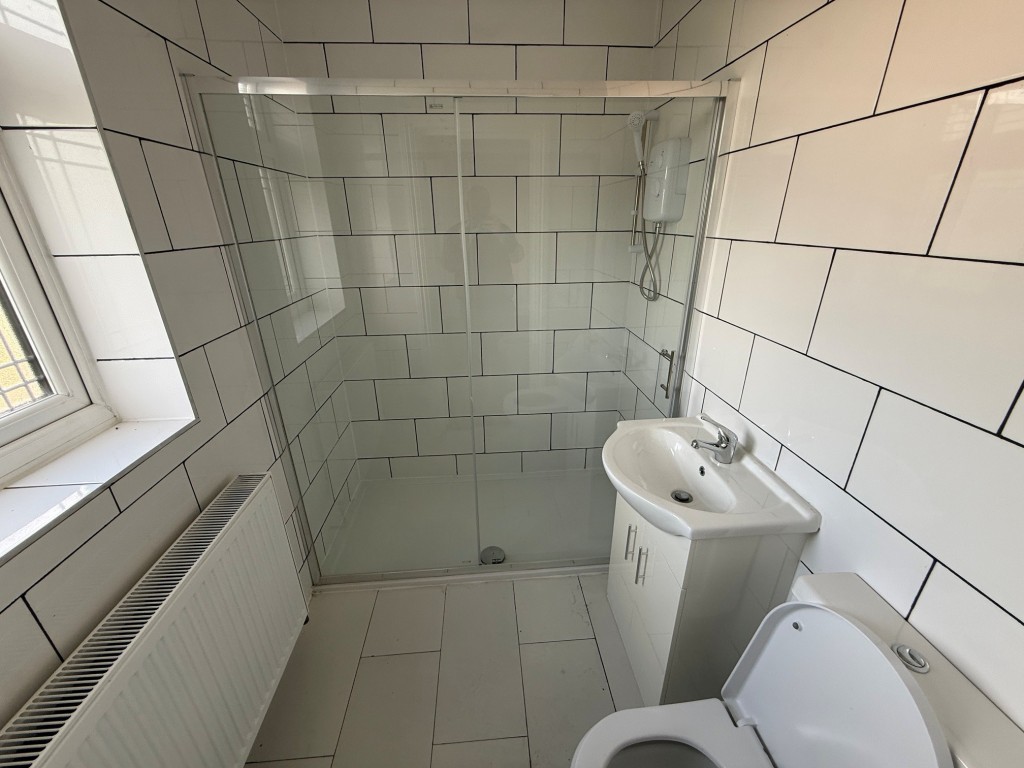 Lot: 166 - HOUSE WITH VERSATILE ACCOMMODATION - Three piece shower room